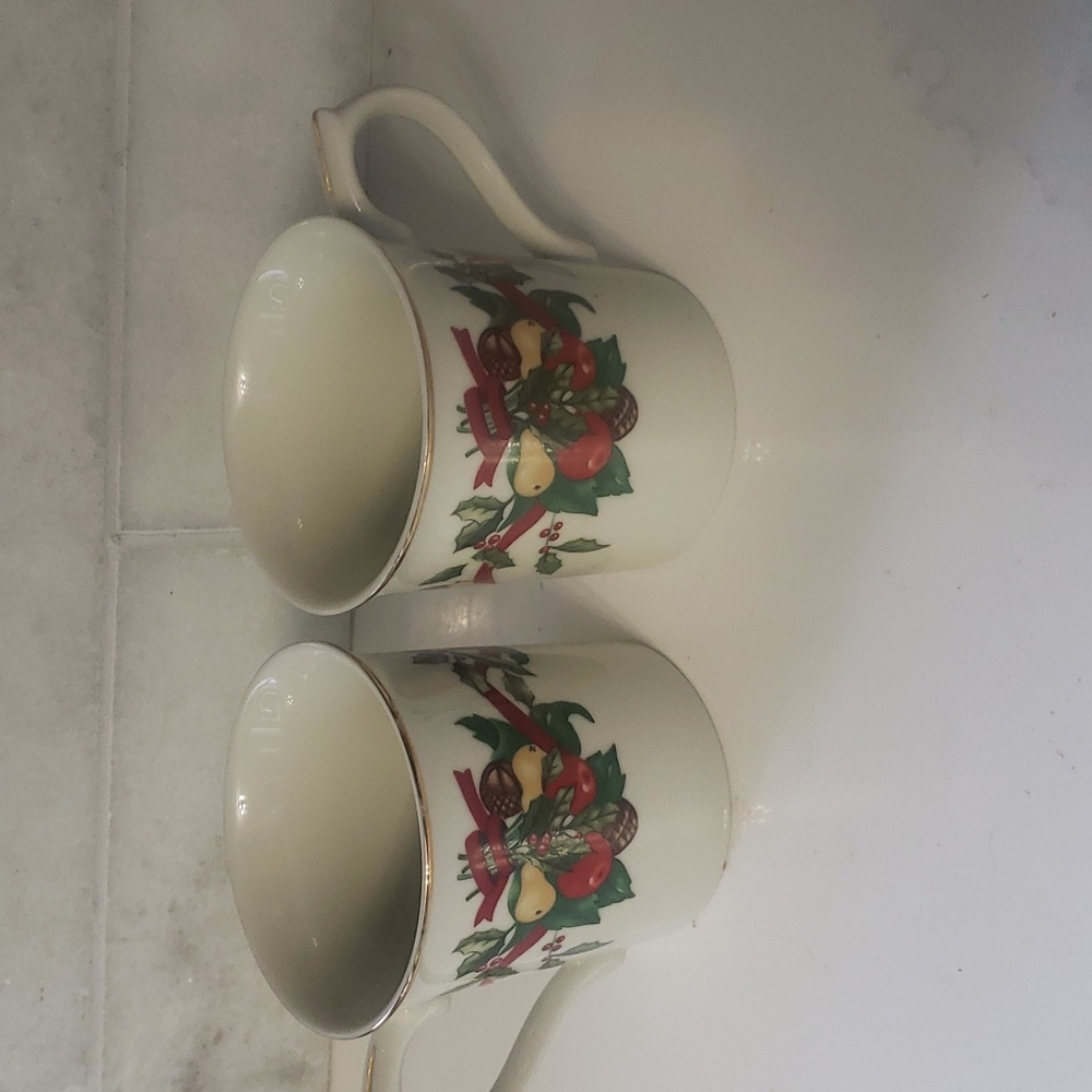 AMC N.Y N.Y Fruits Ribbons Holly Pear Apple Christmas Mugs Cups Gold Trim Set 2
